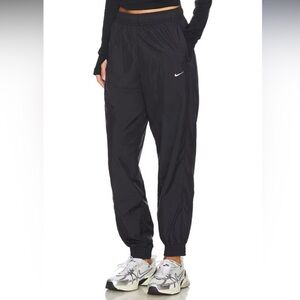 Nike - Essential Jogger